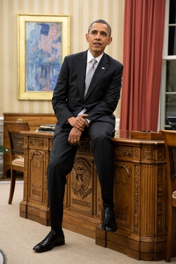 Obama avec le Resolute Desk